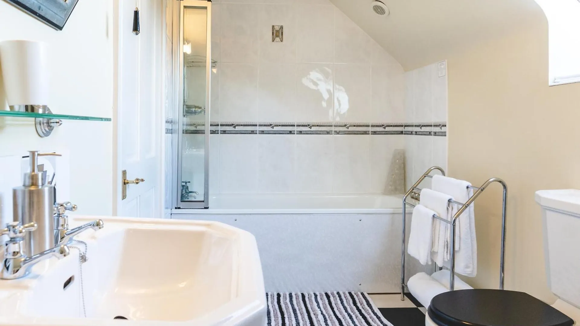 Oyo Rayanne House Guest Accommodation Holywood  3*, Holywood (Down) United Kingdom
