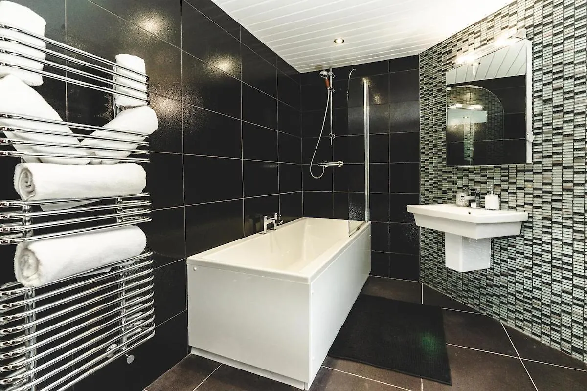 Hotel Oyo Rayanne House Guest Accommodation Holywood