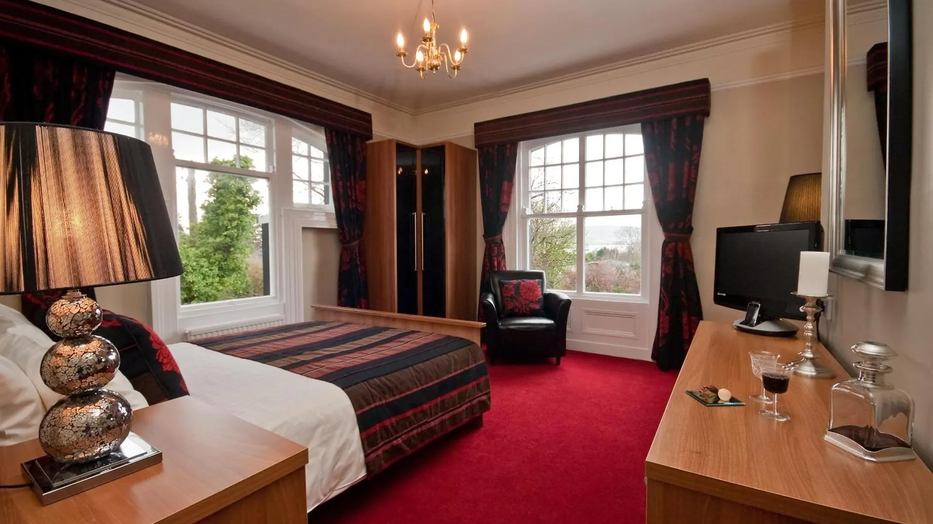 Oyo Rayanne House Guest Accommodation Holywood