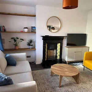 Revamped Holywood Town Centre House Apartment