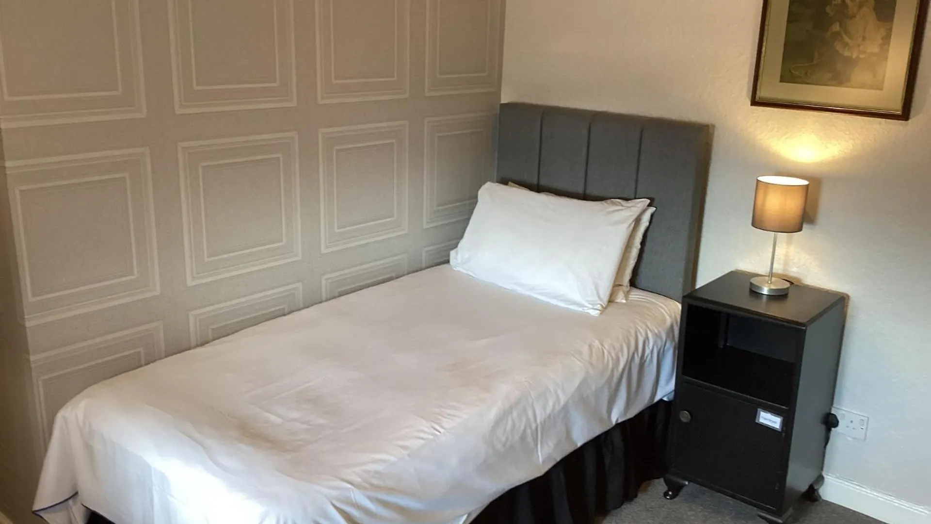 Oyo Rayanne House Guest Accommodation 할리우드 3*,  영국